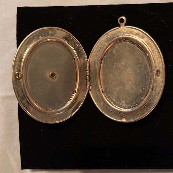 Antique gold tone locket - Picture 2 of 6